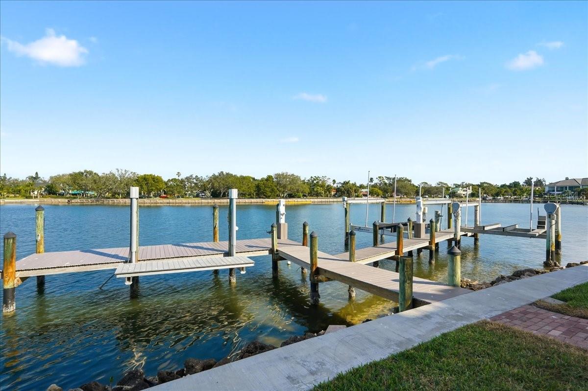 315 S SHORE DRIVE, Sarasota, FL 34234