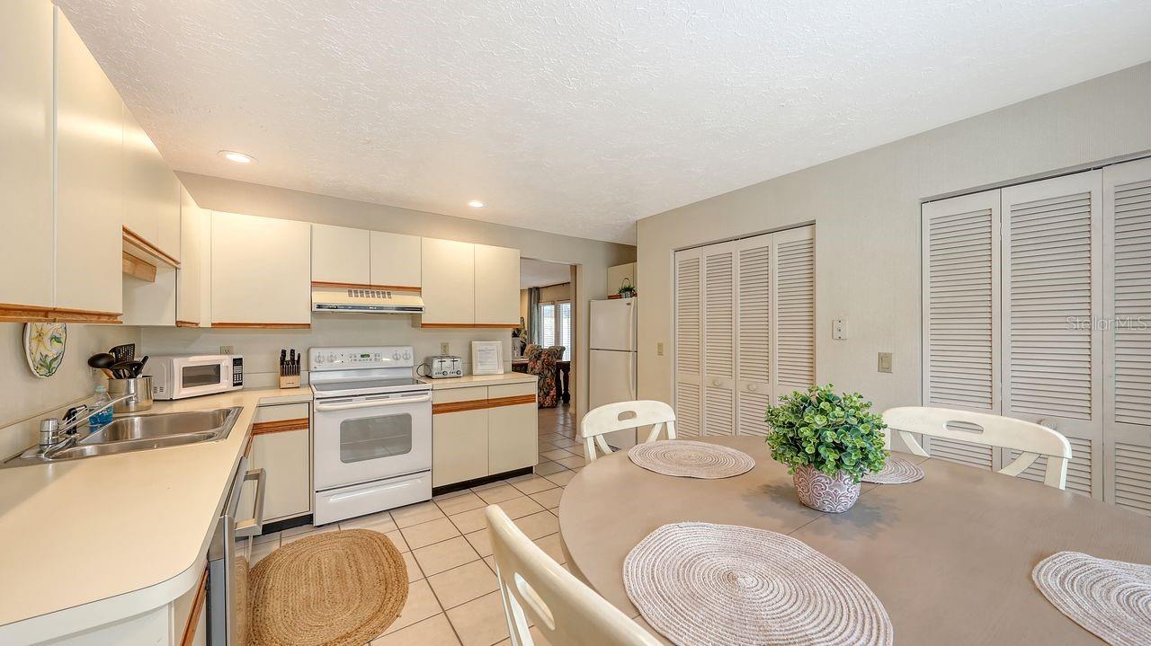 126 AVENIDA VENECCIA, Sarasota, FL 34242