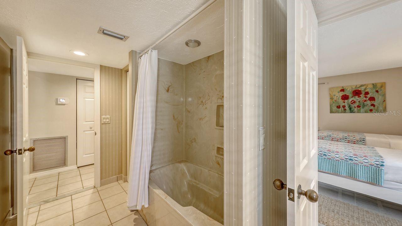 126 AVENIDA VENECCIA, Sarasota, FL 34242