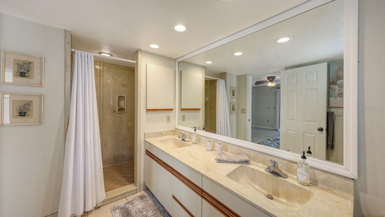 126 AVENIDA VENECCIA, Sarasota, FL 34242