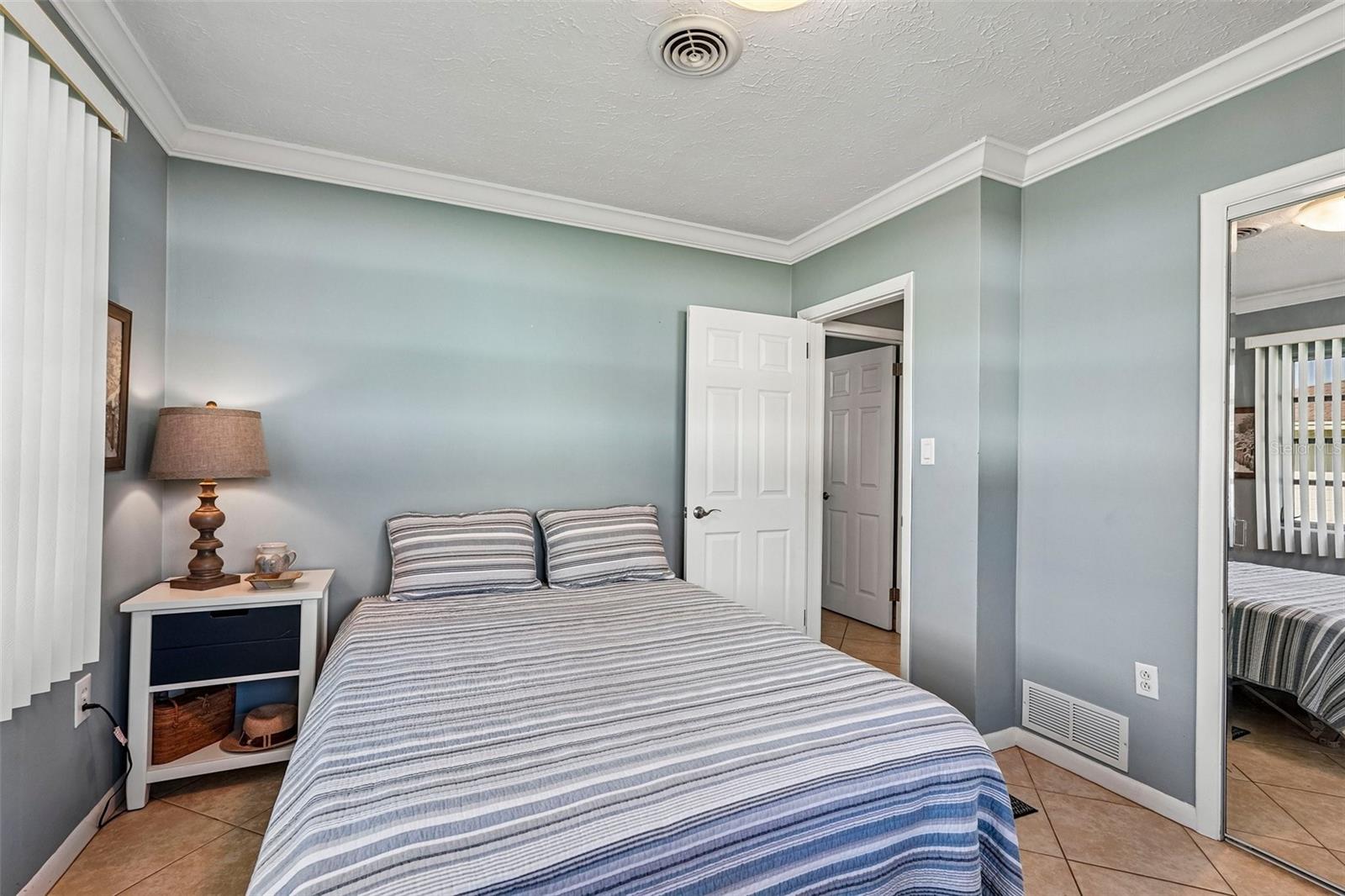 311 second bedroom with mirrored closet