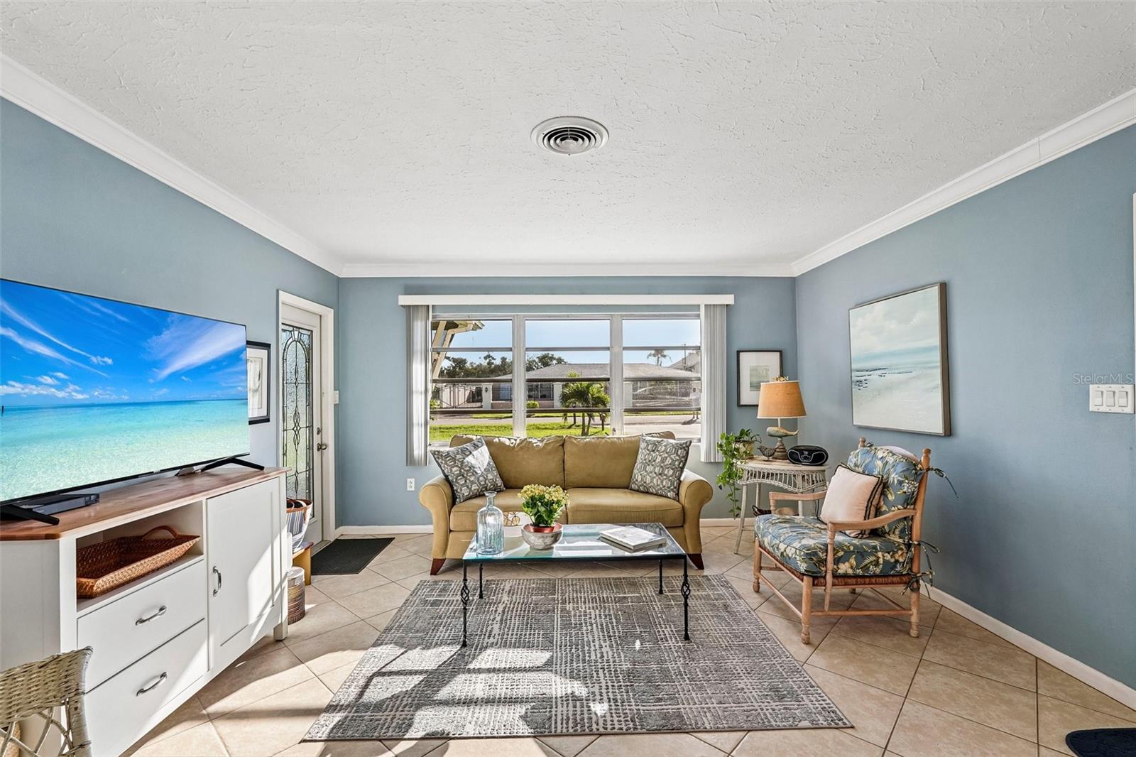 311 living room, towards lanai door