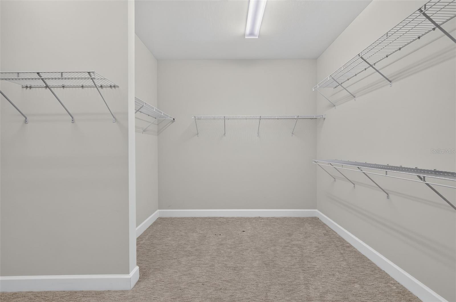 MASTER WALK-IN CLOSET