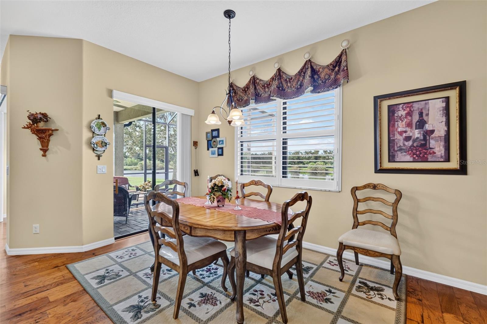 EAT-IN KITCHEN