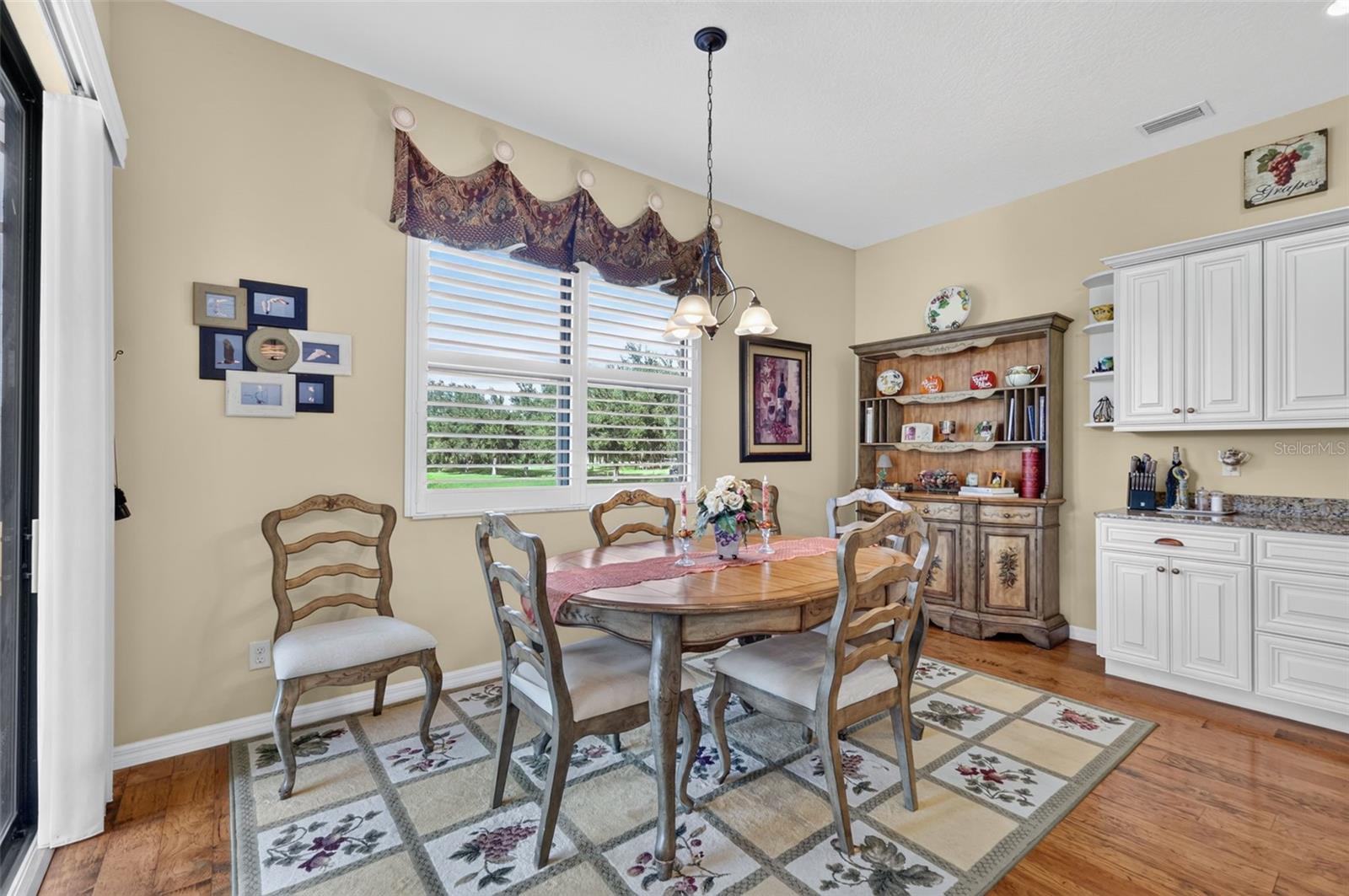 EAT-IN KITCHEN