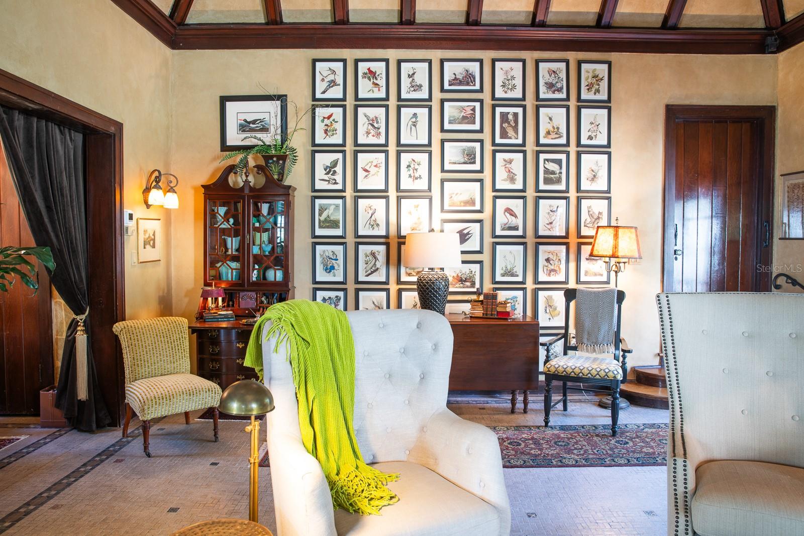 Portion of living room (salon).