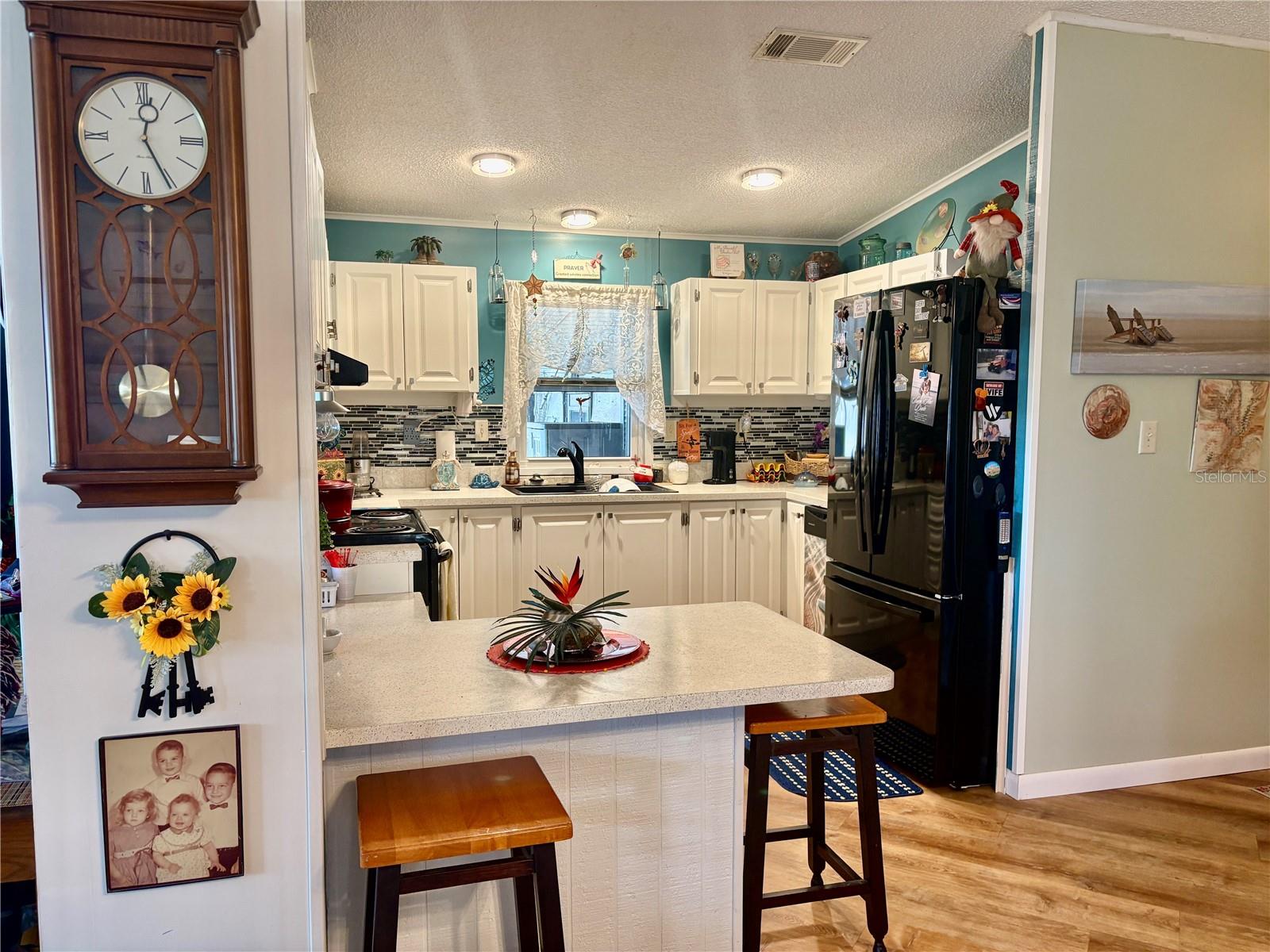 Open Floor Plan Kitchen/Dining/Living Room Combination Open Floor Plan Kitchen/Dining/Living Room Combination