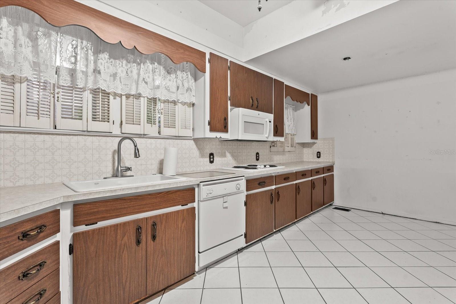 2714 MANATEE AVENUE W, Bradenton, FL 34205 2714 MANATEE AVENUE W, Bradenton, FL 34205