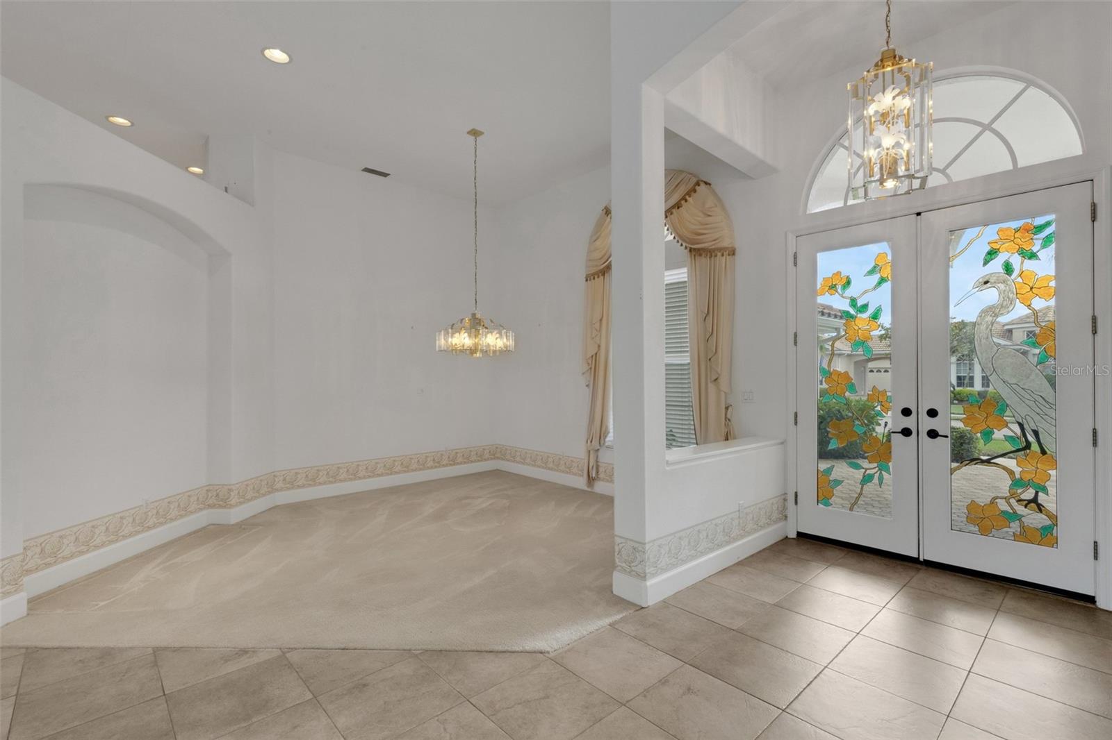 entry way/dining room