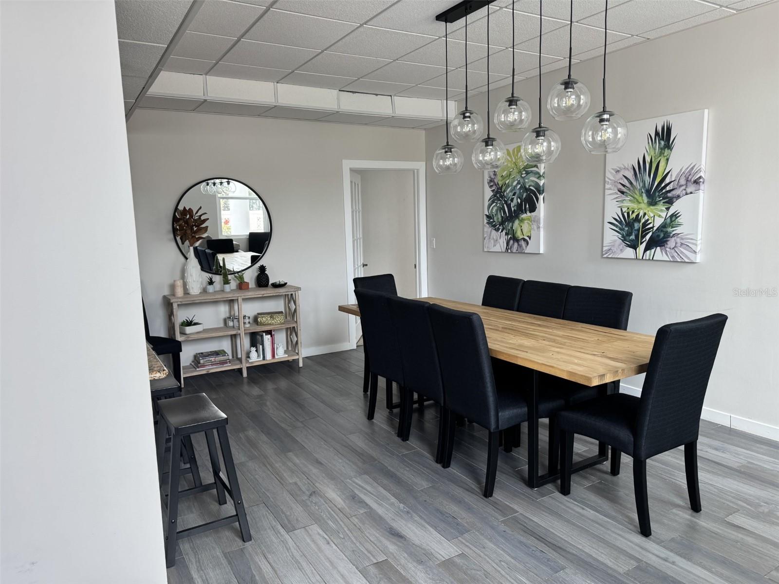 CLUB KITCH Table