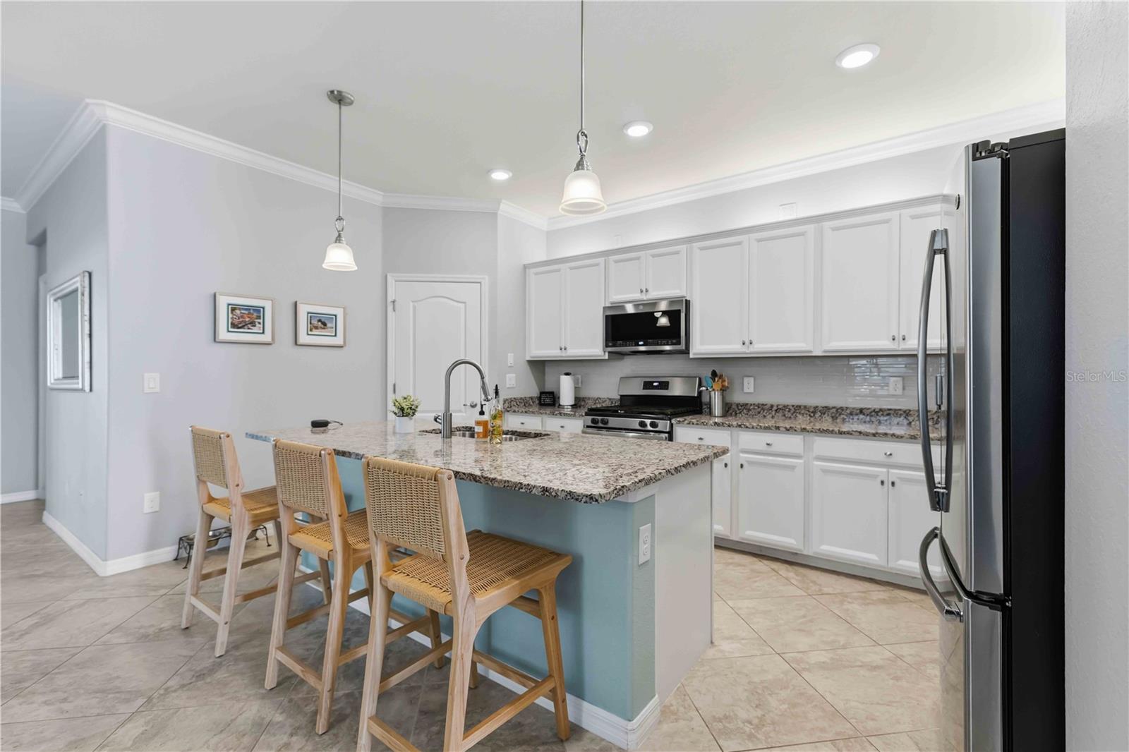 Granite Counters, Stainless GE and Bosch appliances-great walk-in pantry in corner. Natural gas range.