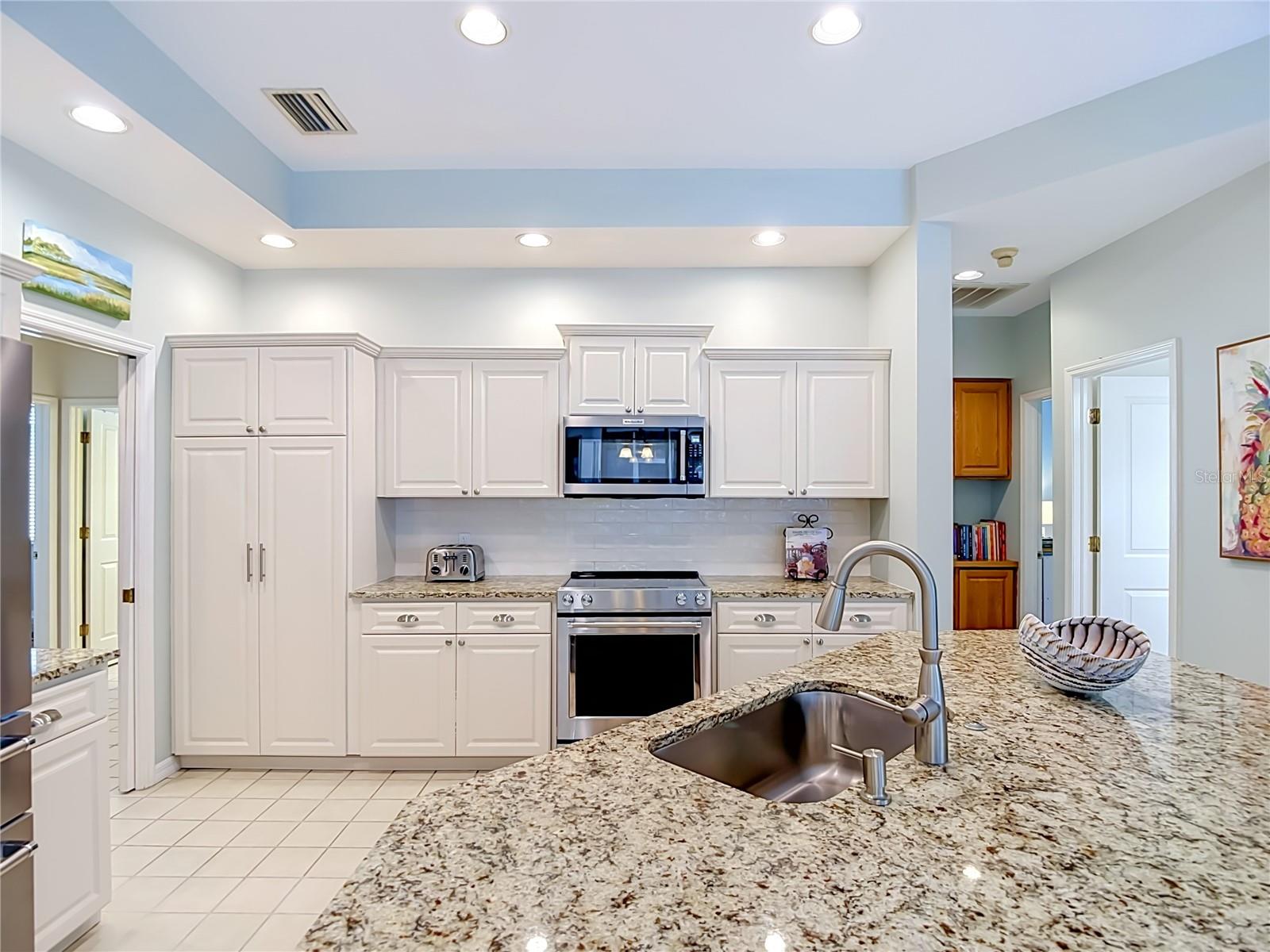 8704 BROADGREEN COURT, Tampa, FL 33647