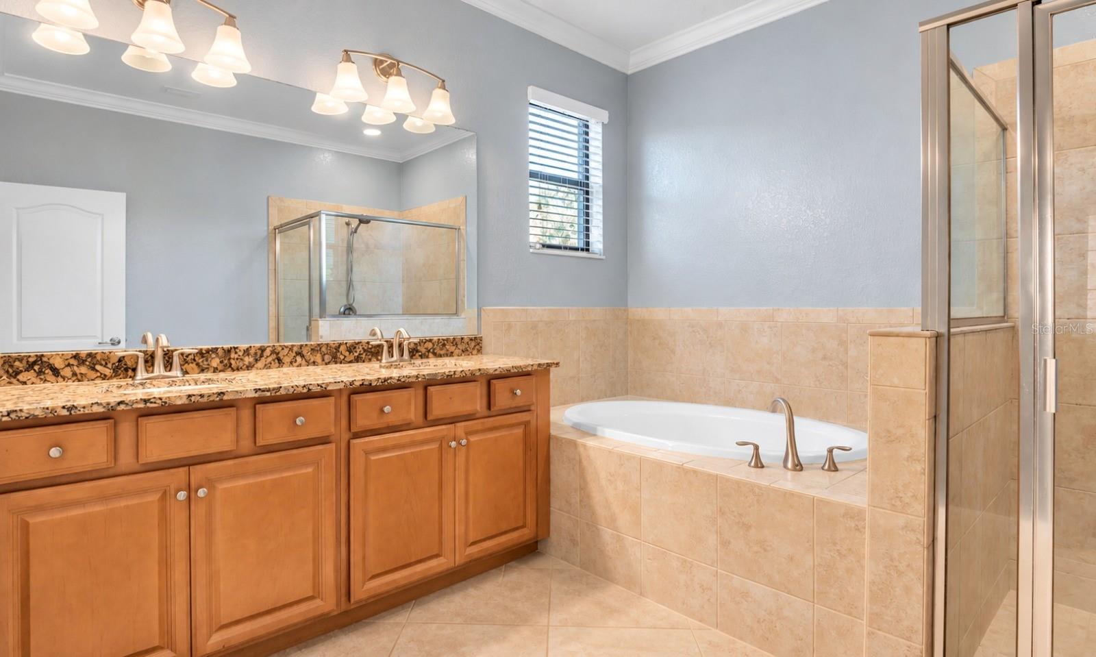 MASTER SUIT BATH!