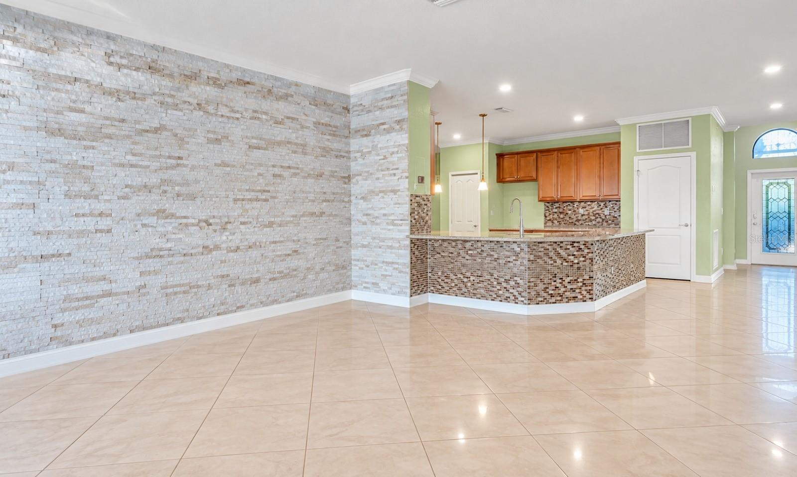 OPEN CONCEPT!