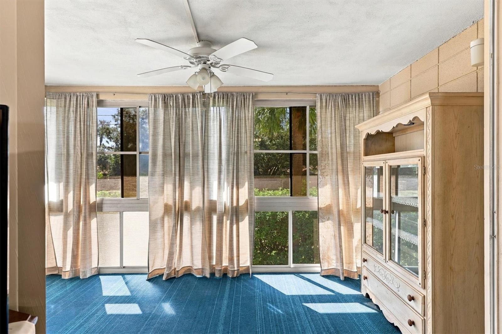 covered lanai with ceiling fan