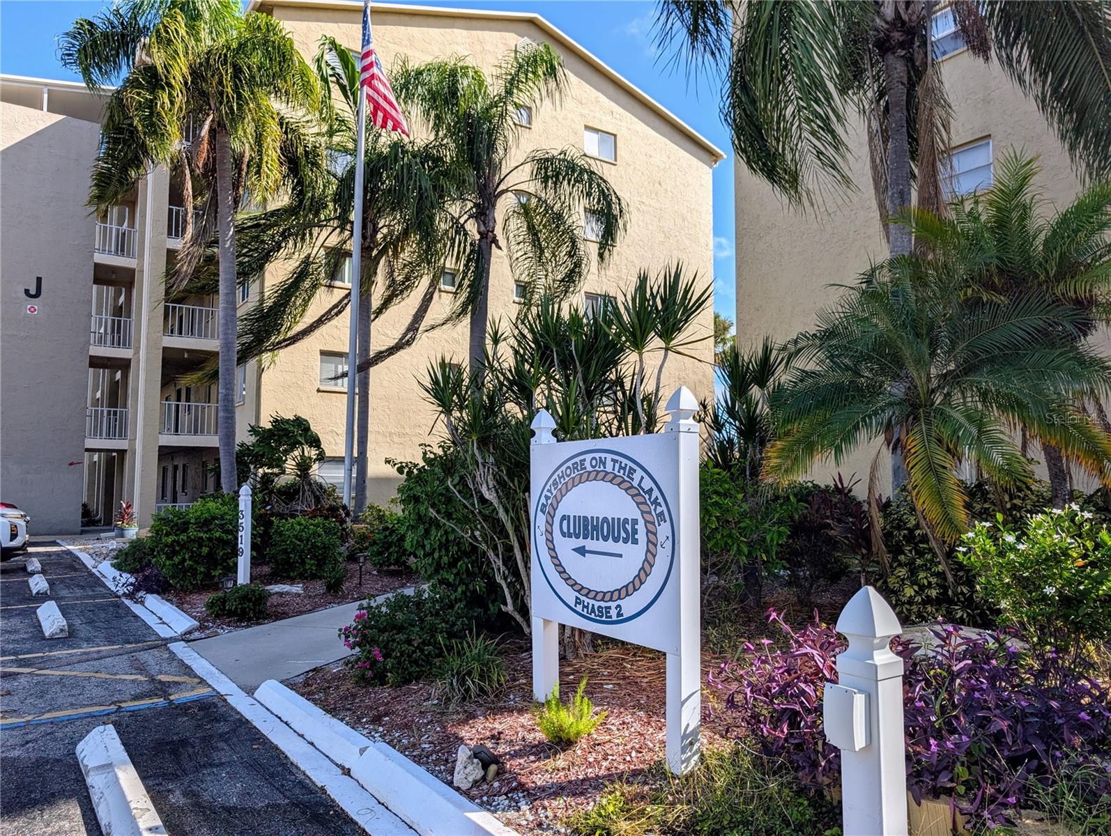 H-bldg is on the right side...easy to get to clubhouse, pool, grill...