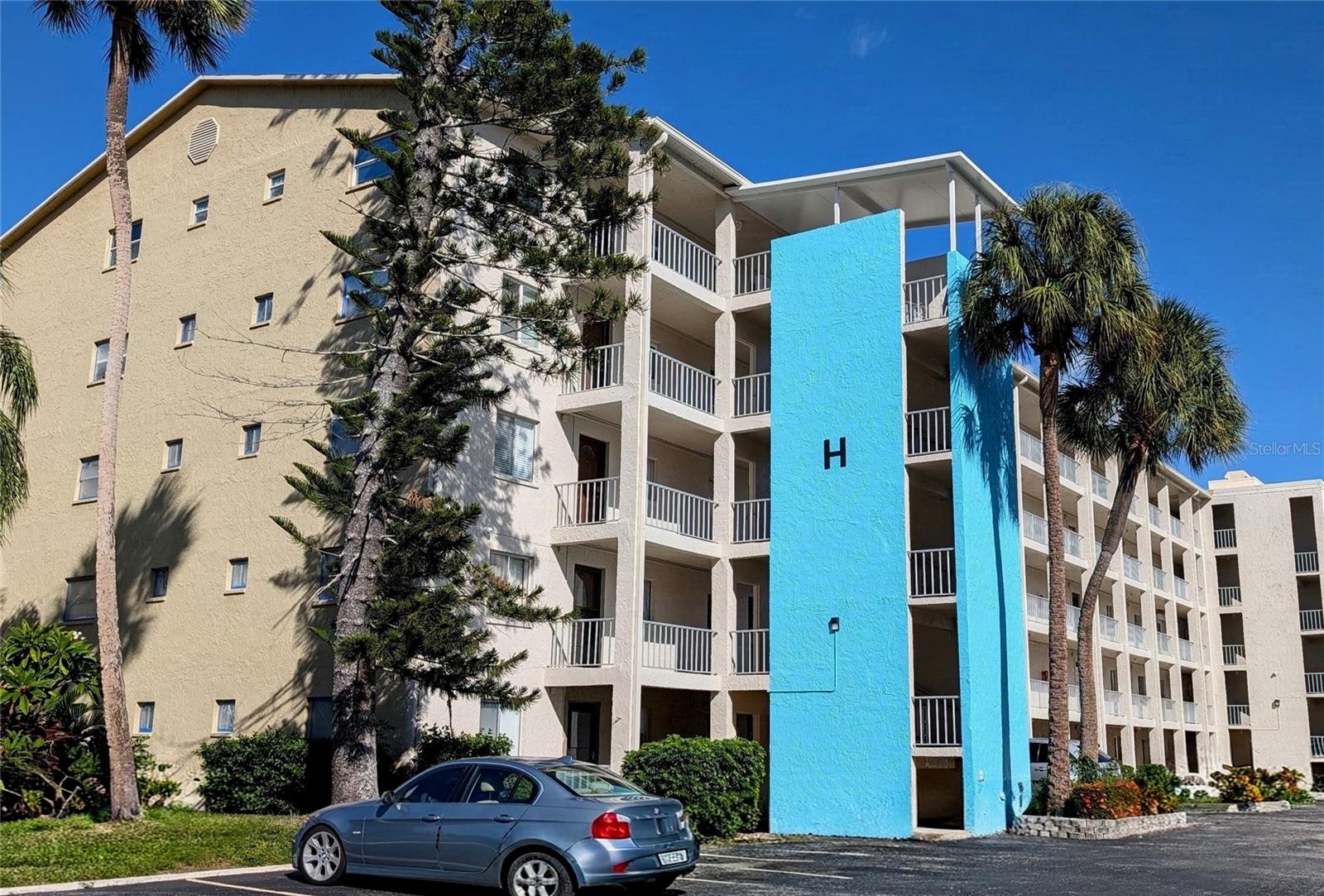 Welcome to H-bldg (w fresh exterior paint job).. Welcome to H-bldg (w fresh exterior paint job)..