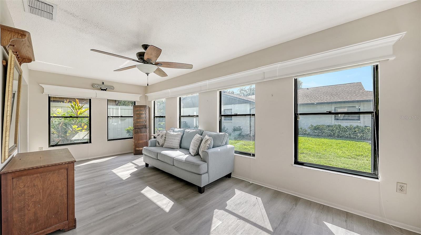 Florida bonus room. Sofa bed for additional guest.