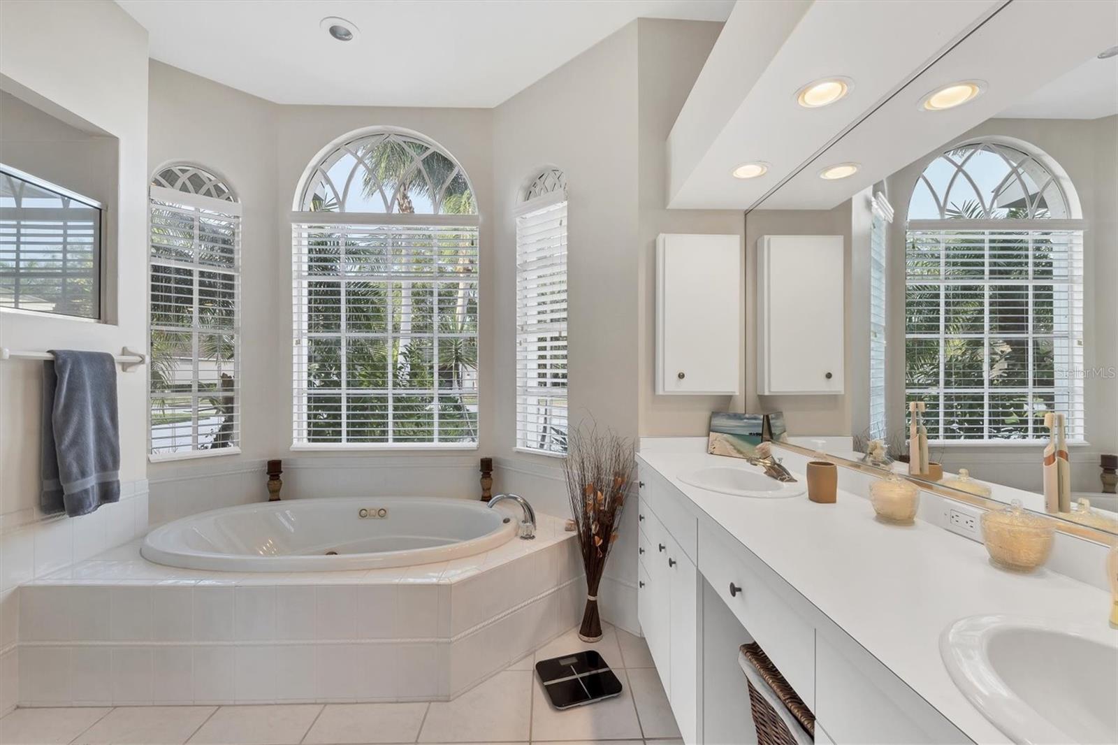 9910 LAUREL VALLEY AVENUE CIRCLE, Bradenton, FL 34202