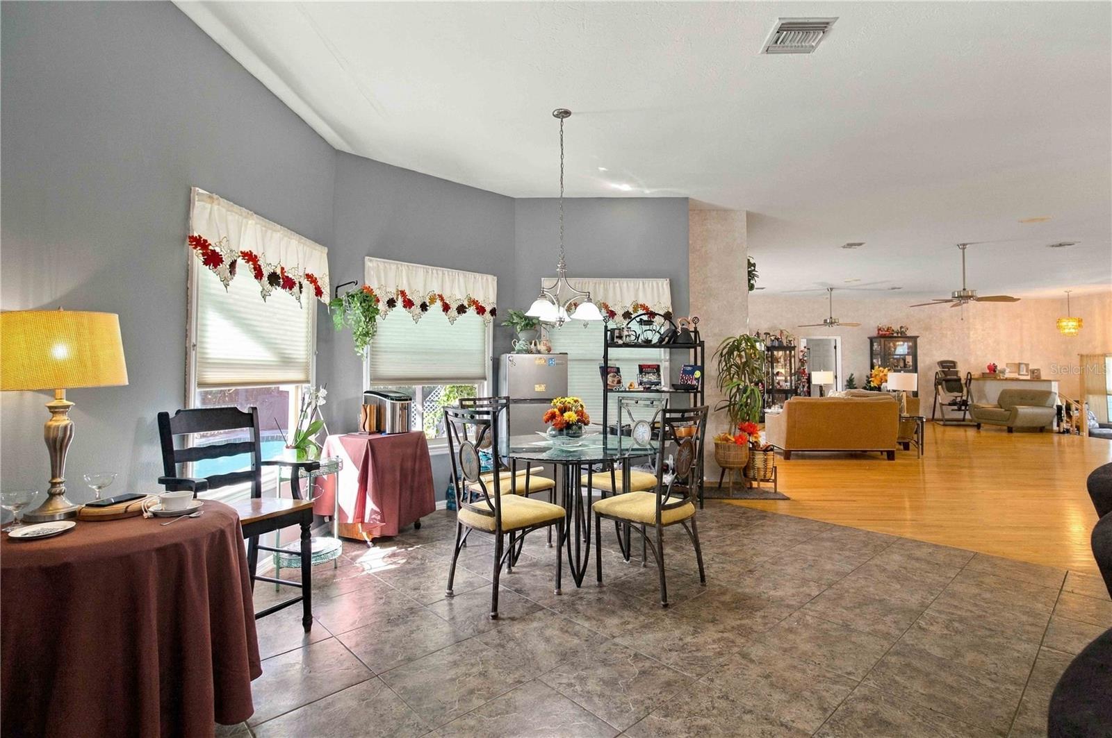 Kitchen/ Dinette Combo