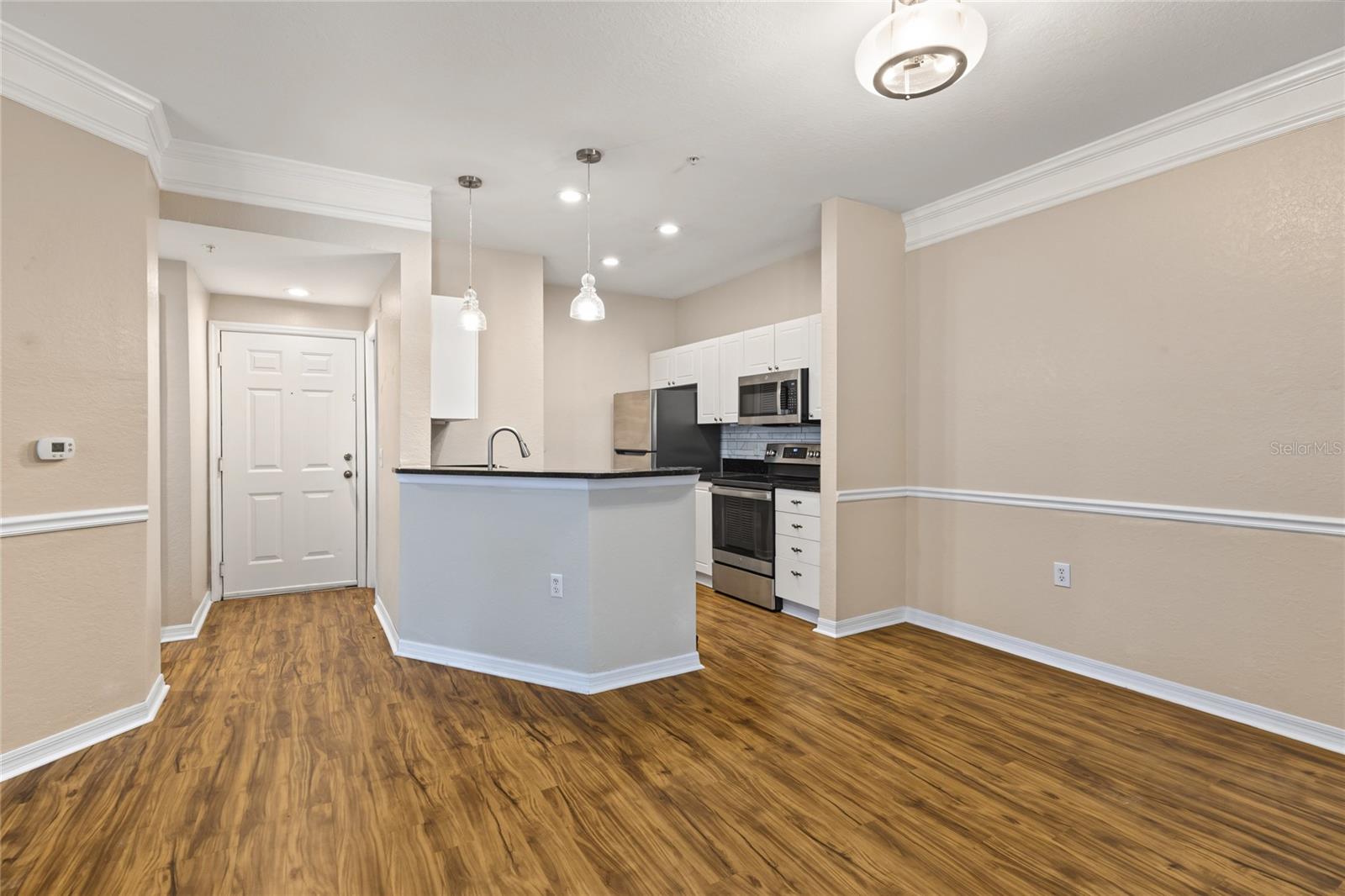 Dining/Kitchen Dining/Kitchen