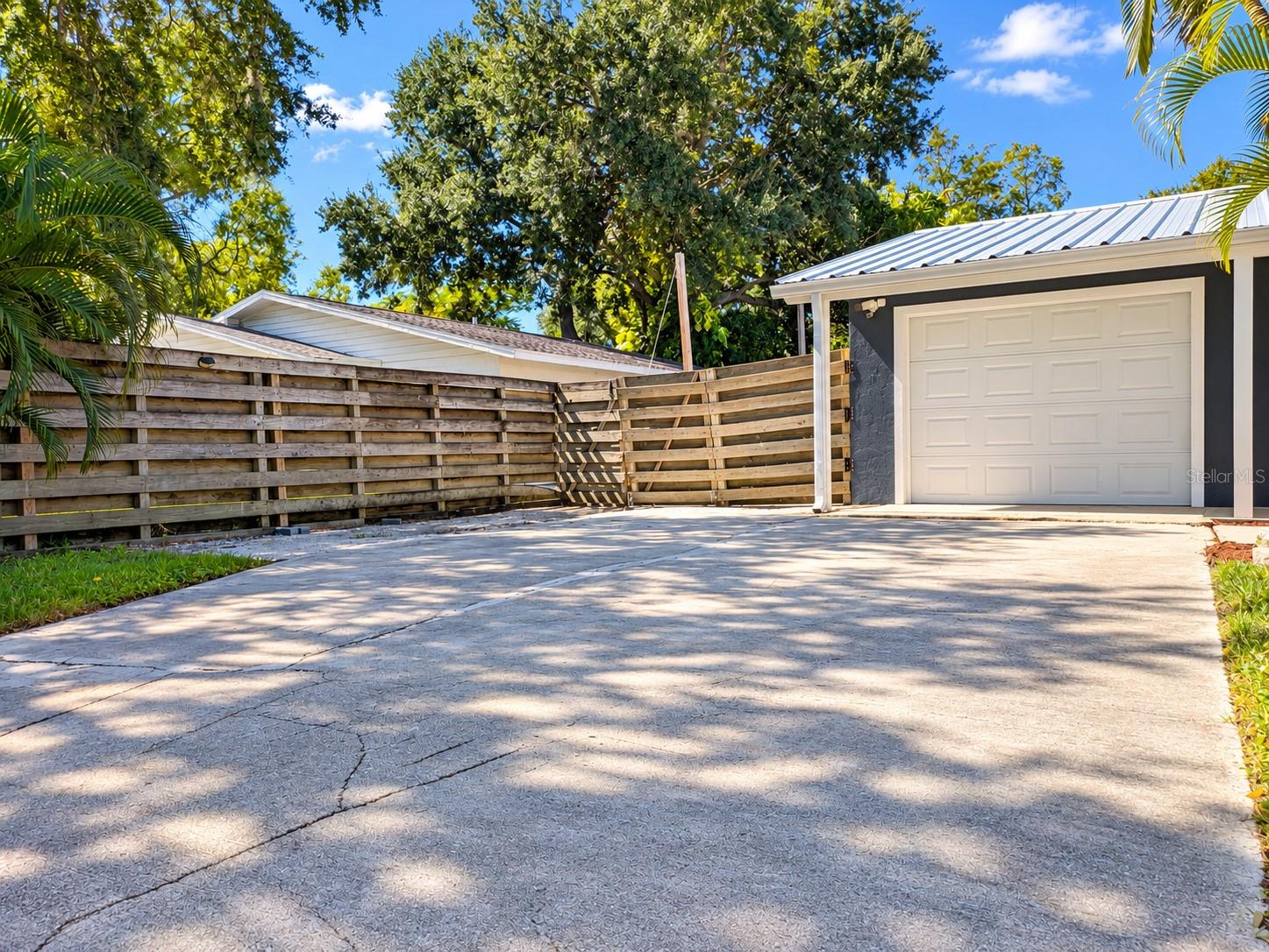 1133 RUSSELL AVENUE, Sarasota, FL 34232 1133 RUSSELL AVENUE, Sarasota, FL 34232