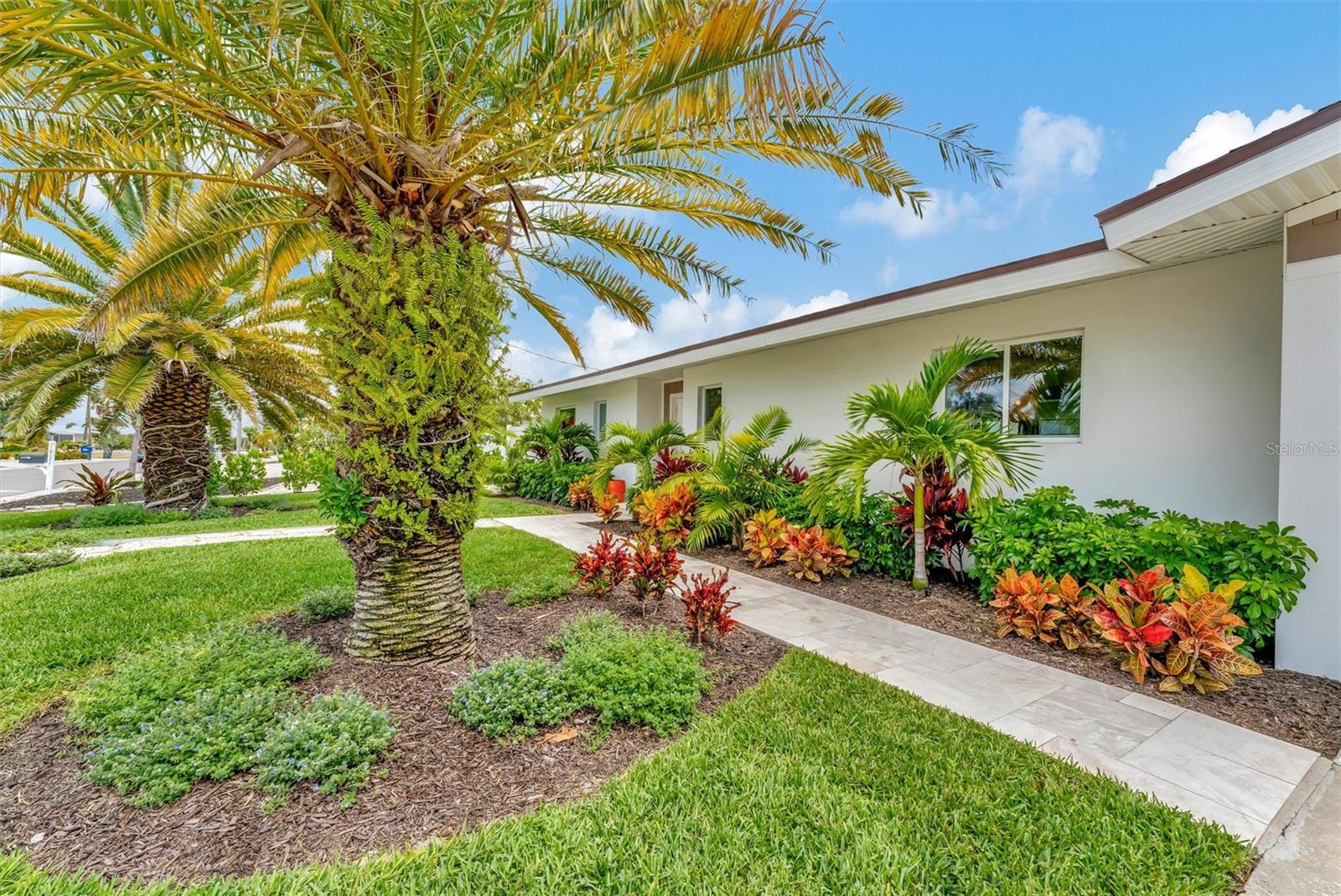 Less than 3 miles to Anna Maria Islands beautiful beaches. Less than 3 miles to Anna Maria Islands beautiful beaches.
