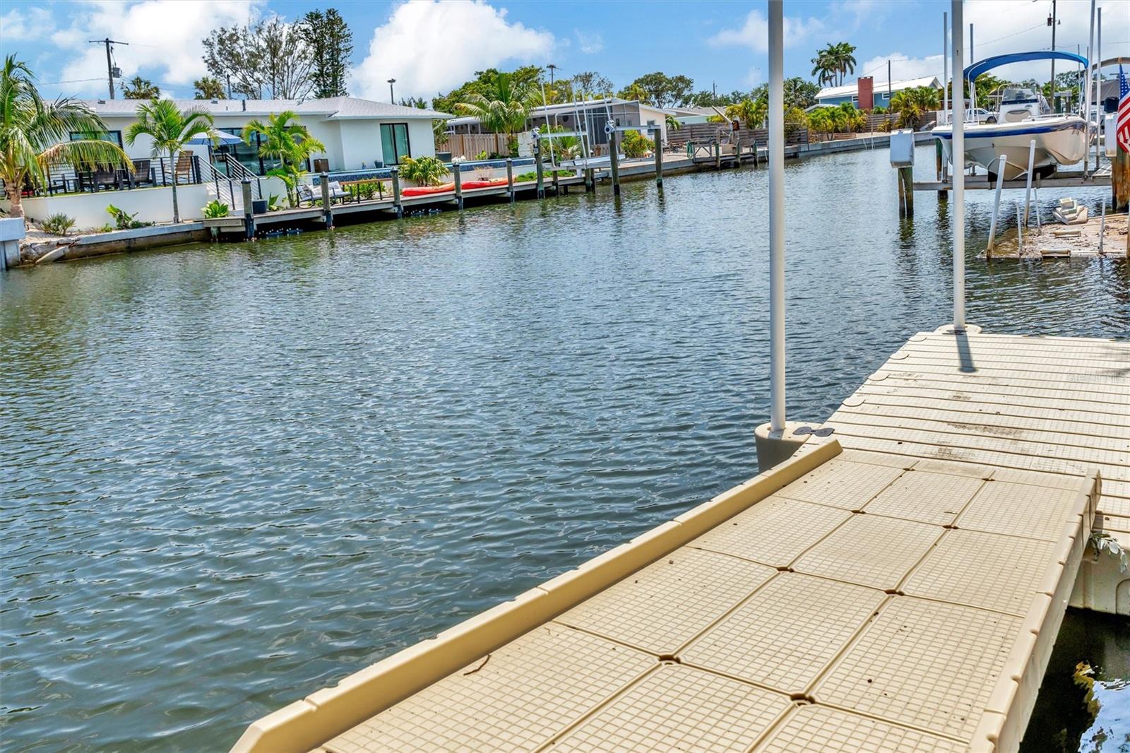 Floating kayak/paddleboard dock