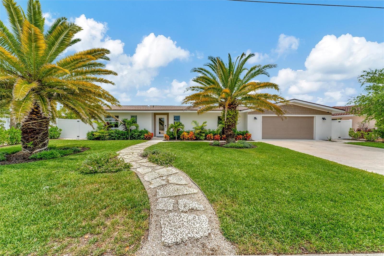 Less than 3 miles to Anna Maria Islands beautiful beaches. Less than 3 miles to Anna Maria Islands beautiful beaches.