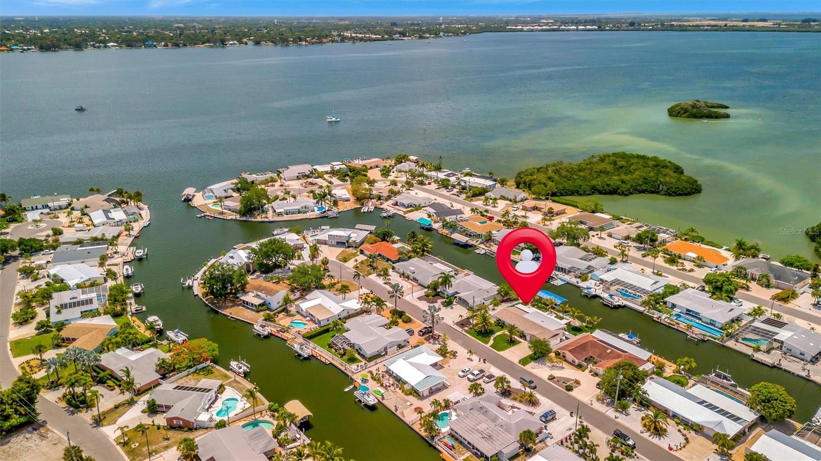 Waterfront living in desirable Flamingo Cay, Northwest Bradenton. Waterfront living in desirable Flamingo Cay, Northwest Bradenton.