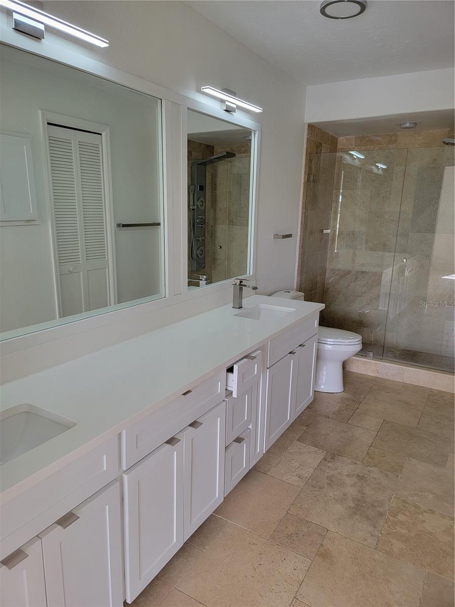 En-suite bathroom with dual sinks
