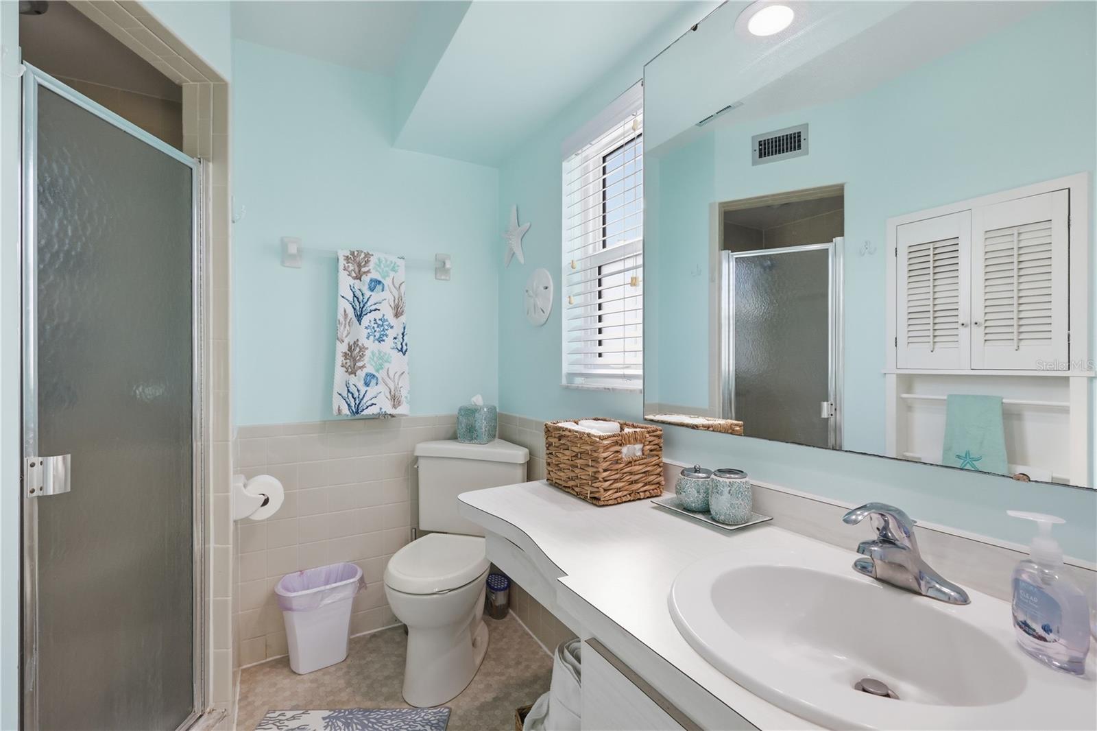 Primary En-suite Bathroom with Shower