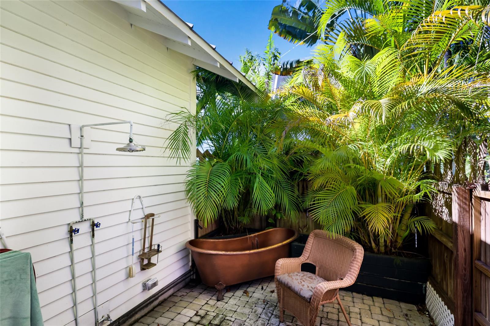 Additional private outdoor shower and tub