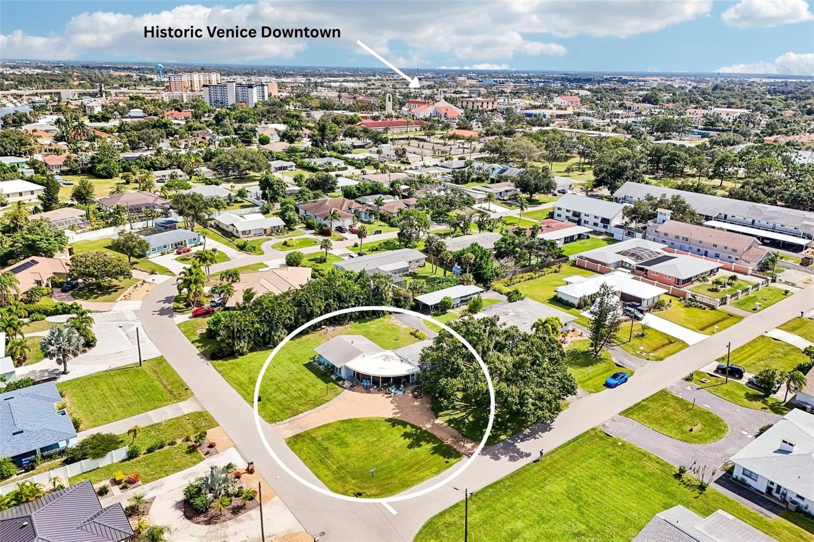 Short distance to historic downtown Venice shops, restaurants and entertainment