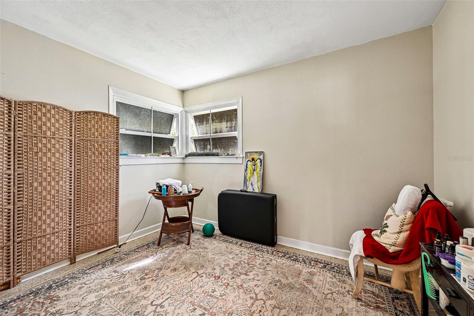 320 - Guest bedroom with terrazzo floor