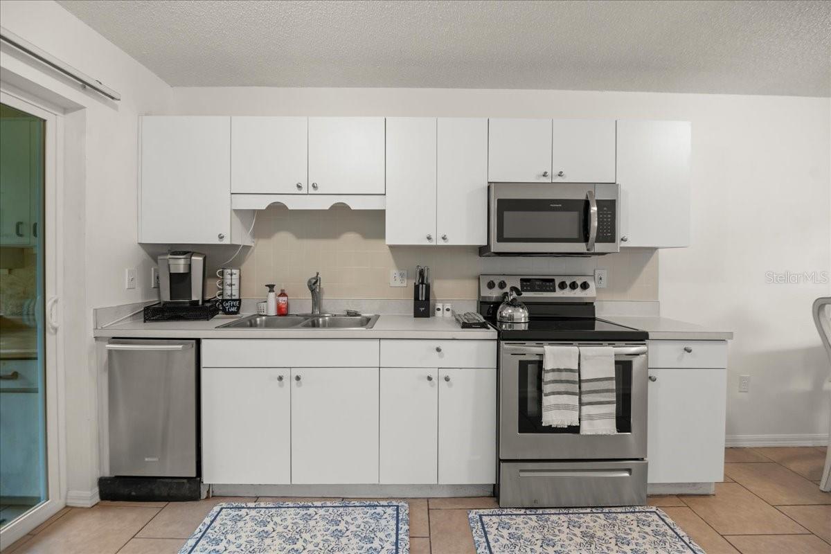 2201 54TH AVENUE DRIVE W, Bradenton, FL 34207