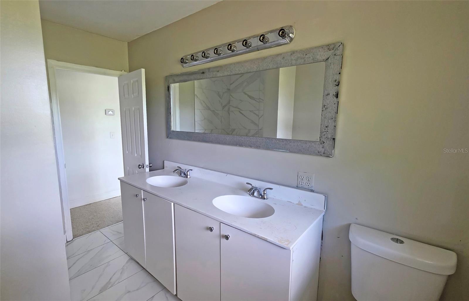 Dual vanity
