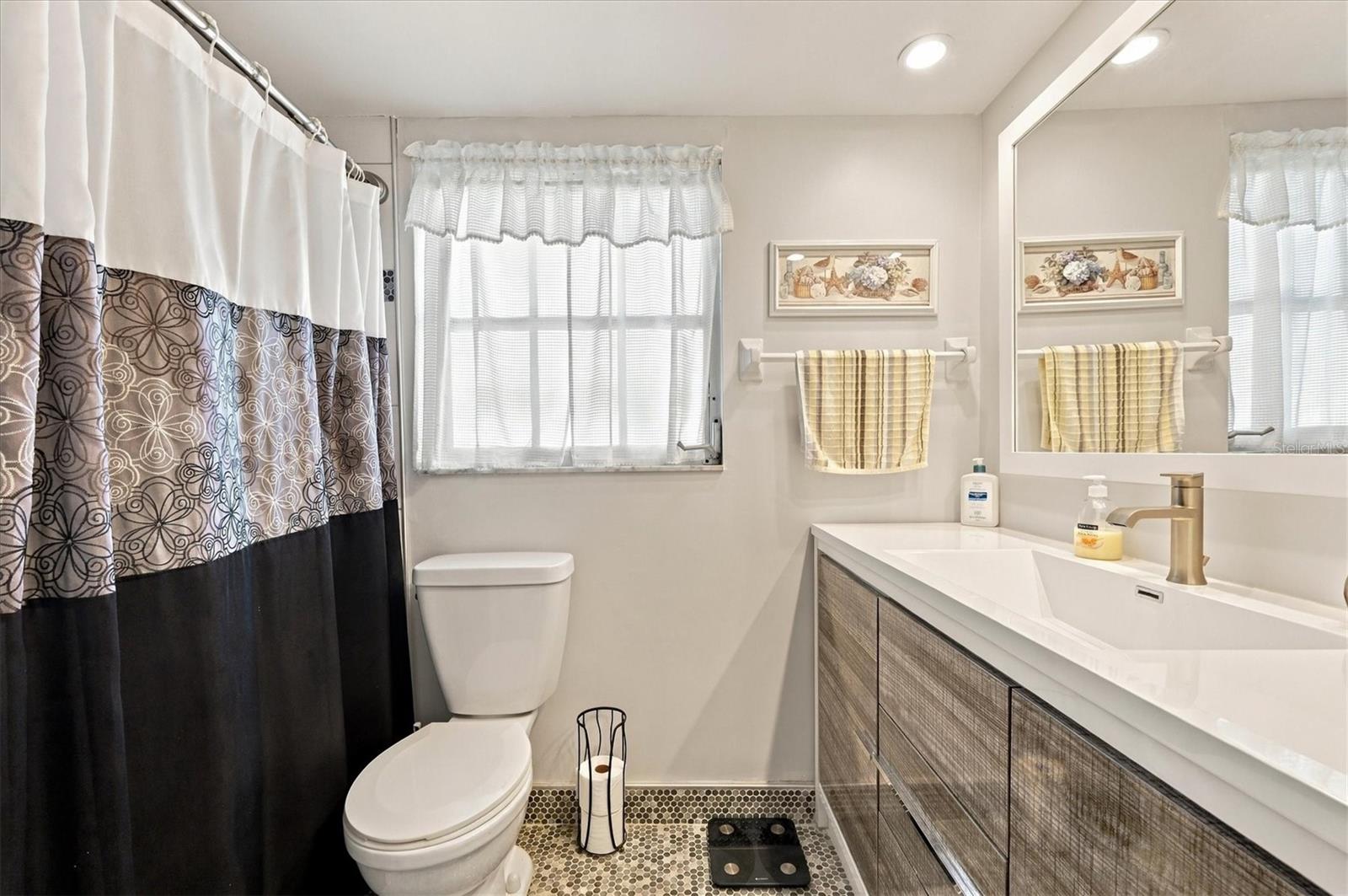 7405 W COUNTRY CLUB DRIVE N, #104, Sarasota, FL 34243