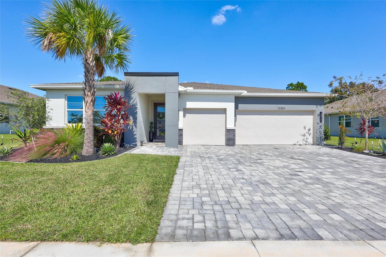 PRIVACY - 3 Car Garage - AMAZING POOL/LANAI - Tall Ceilings - CUSTOM details everywhere! PRIVACY - 3 Car Garage - AMAZING POOL/LANAI - Tall Ceilings - CUSTOM details everywhere!