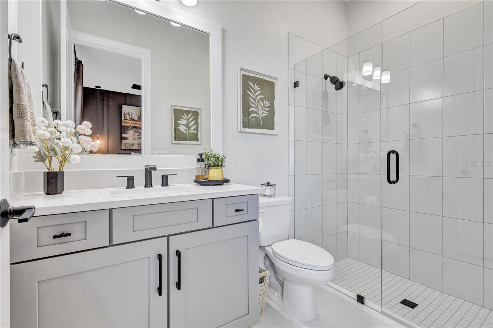 Bathroom 2/En-suite