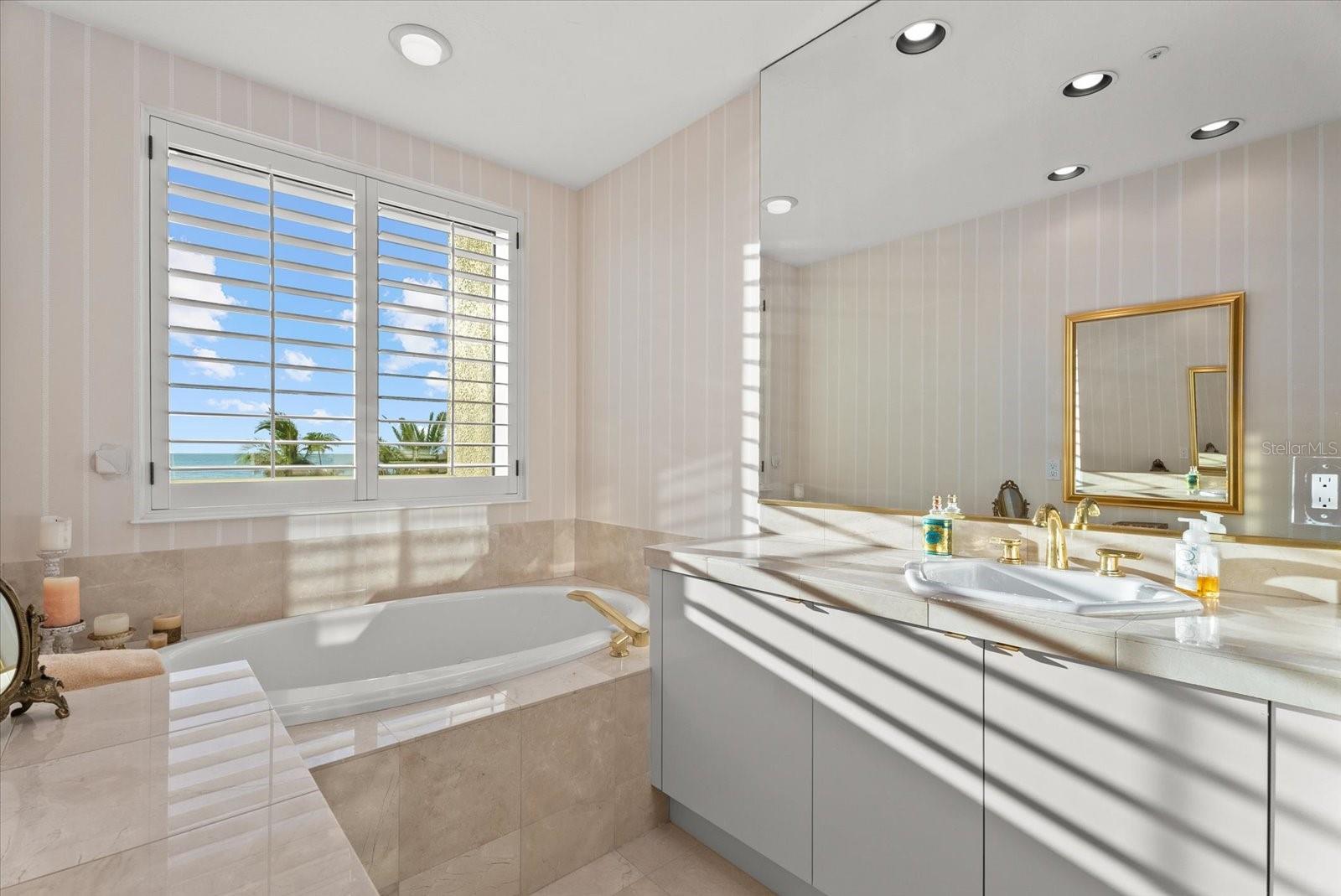 2165 GULF OF MEXICO DRIVE, #121, Longboat Key, FL 34228