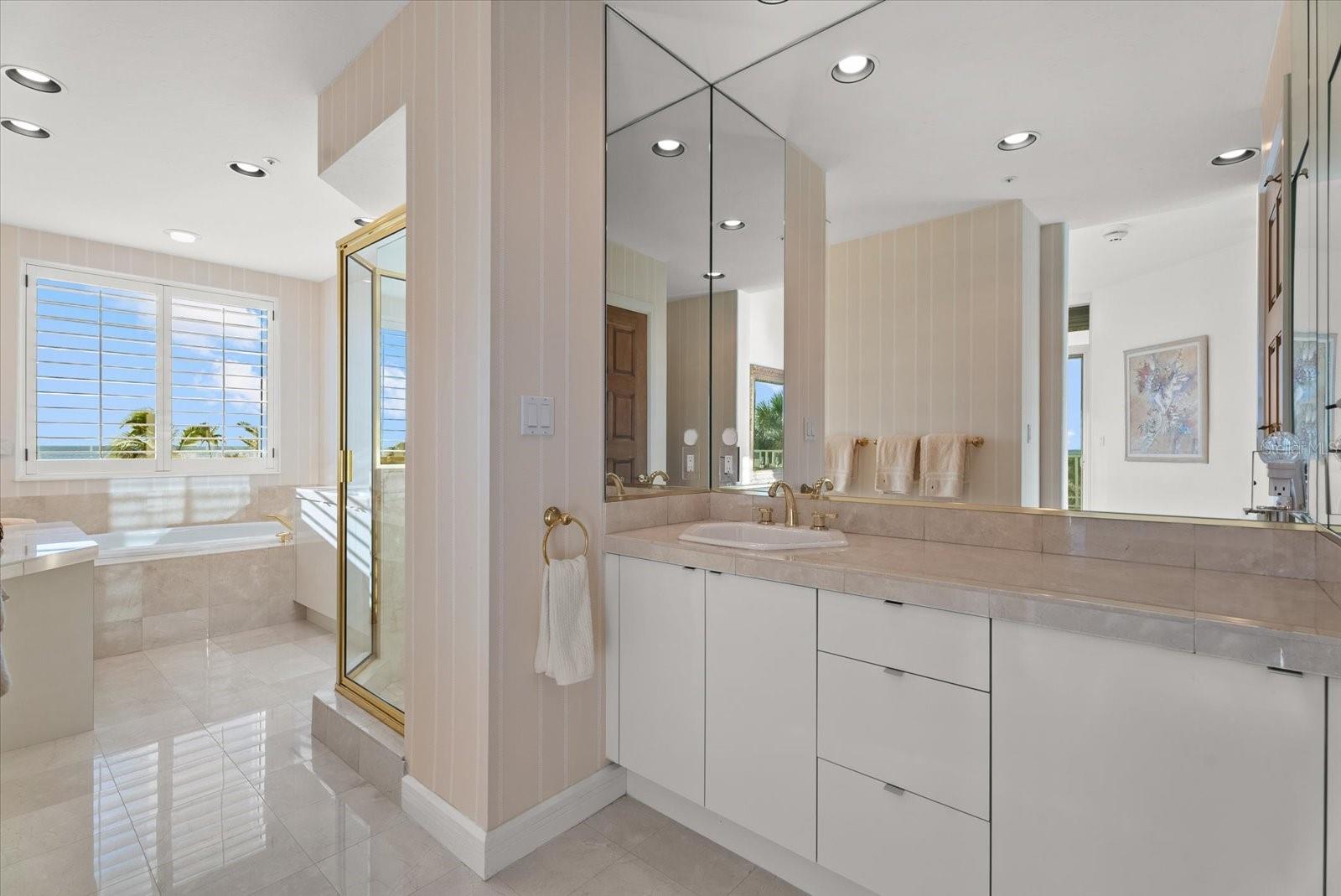 2165 GULF OF MEXICO DRIVE, #121, Longboat Key, FL 34228