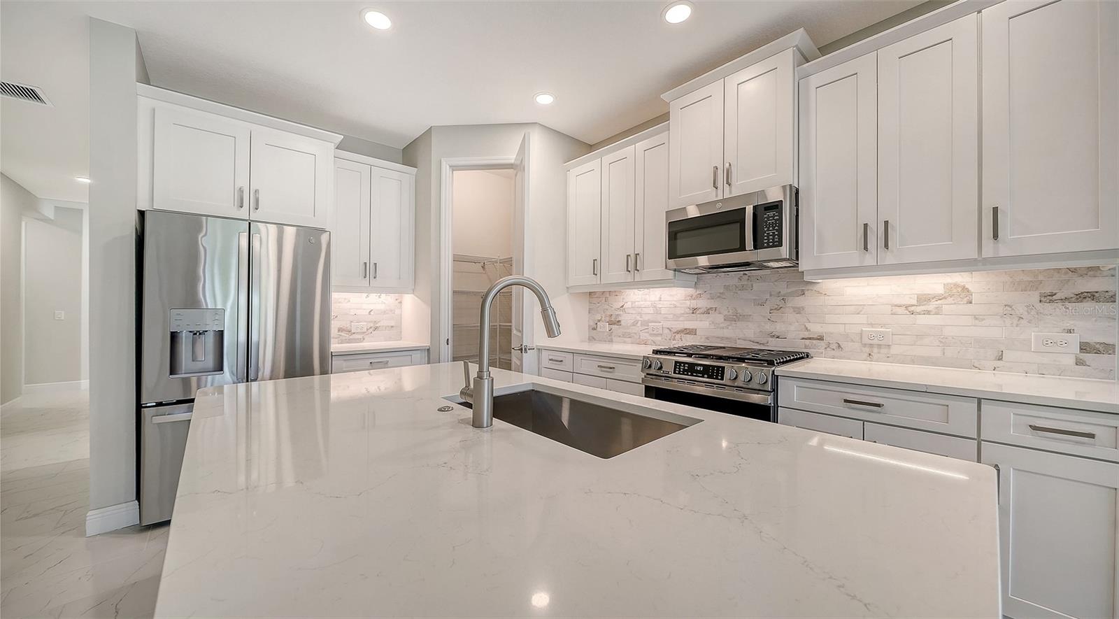 8472 ANTHIRIUM LOOP, Sarasota, FL 34240