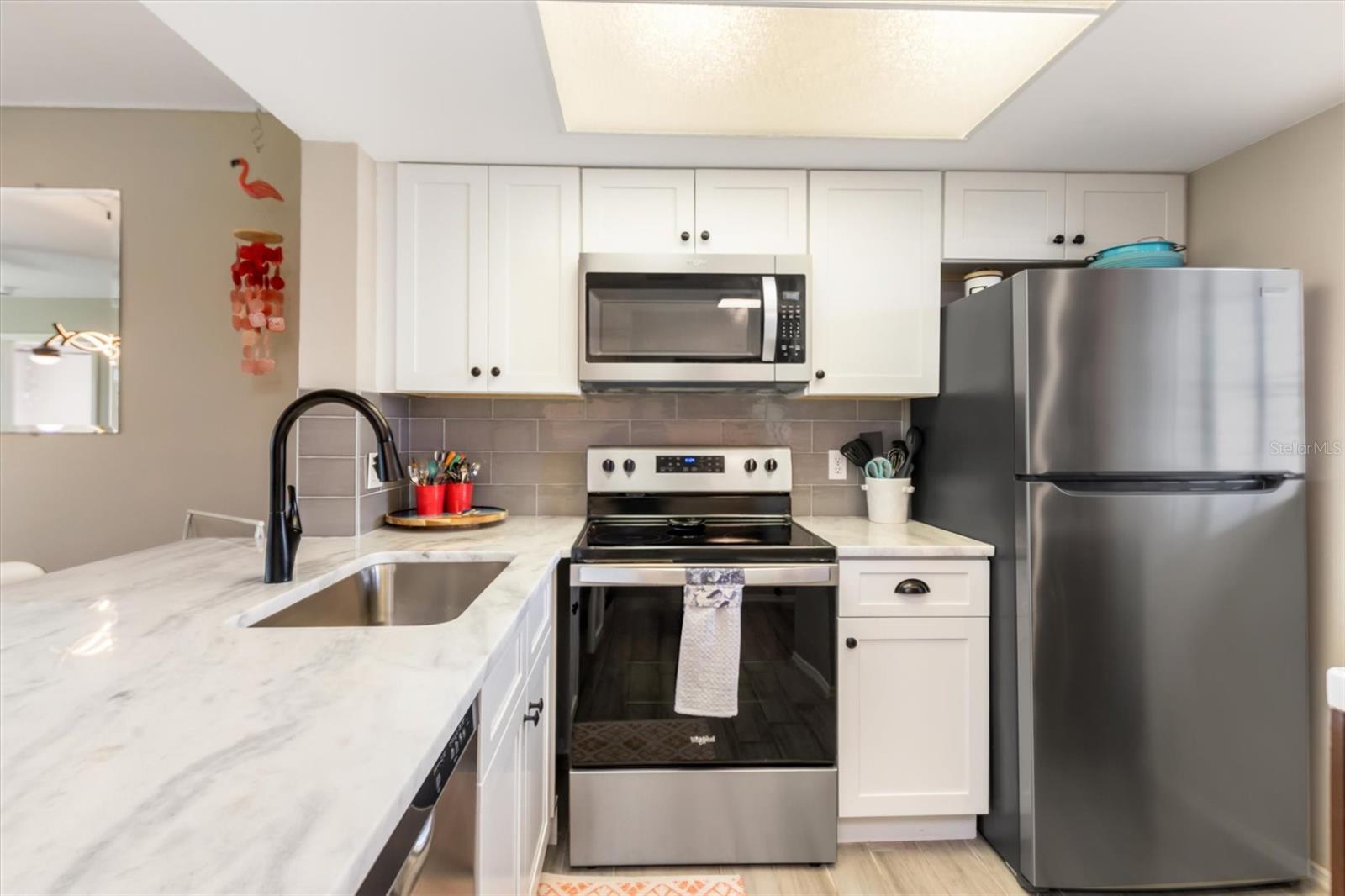 STAINLESS APPLIANCE SUITE AND TOP TIER GRANITE STAINLESS APPLIANCE SUITE AND TOP TIER GRANITE
