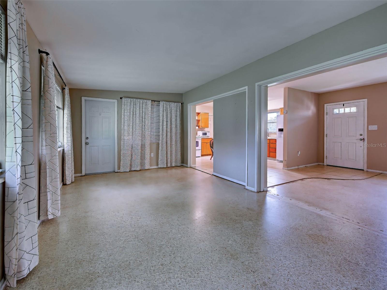 Florida Room - Door to Back Yard