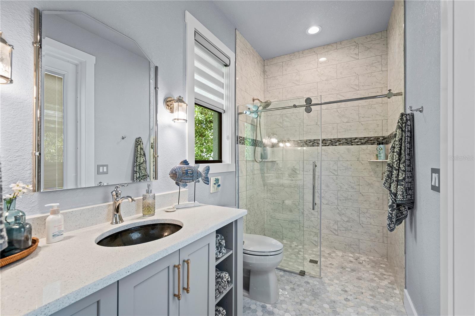Guest Bathroom 2/ Pool bathroom