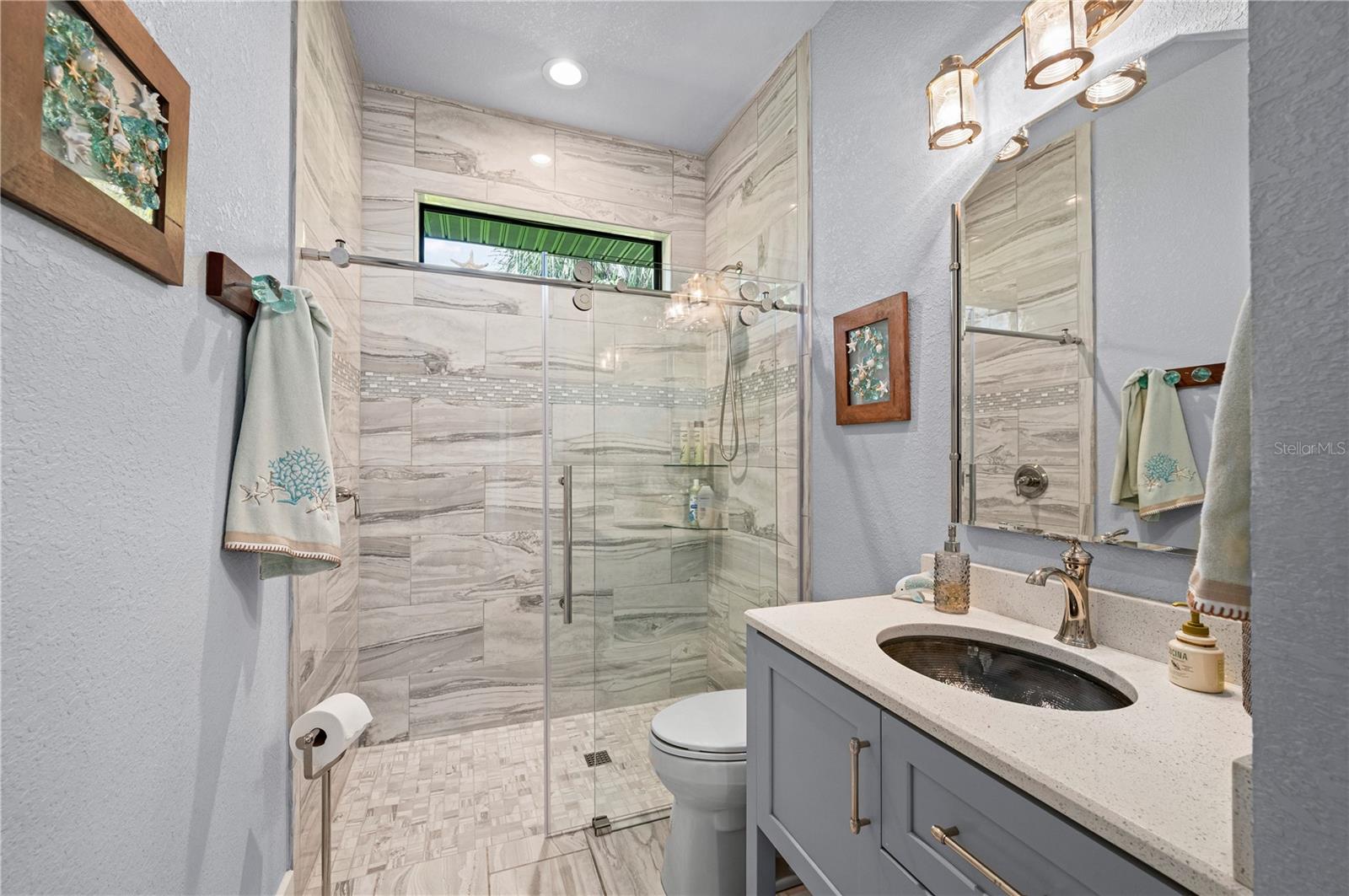 Guest bathroom 1