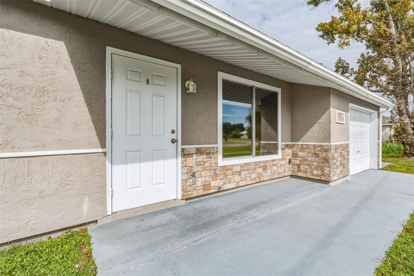 Entrance/Garage Entrance/Garage
