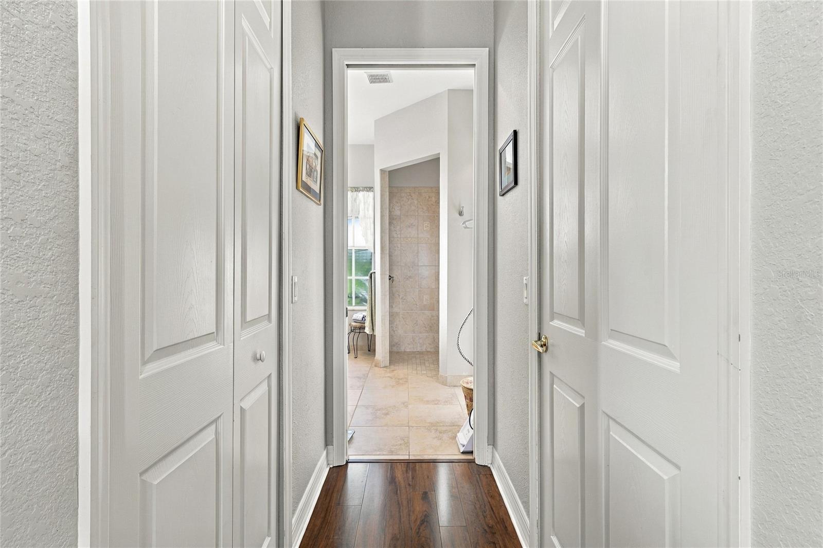 MB 2 walki-in closets