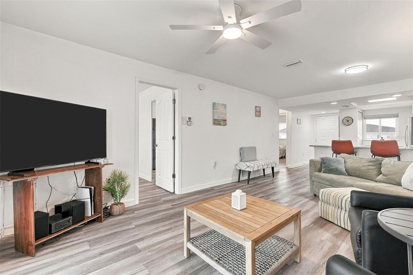 Open and Comfortable Living rOOM Open and Comfortable Living rOOM